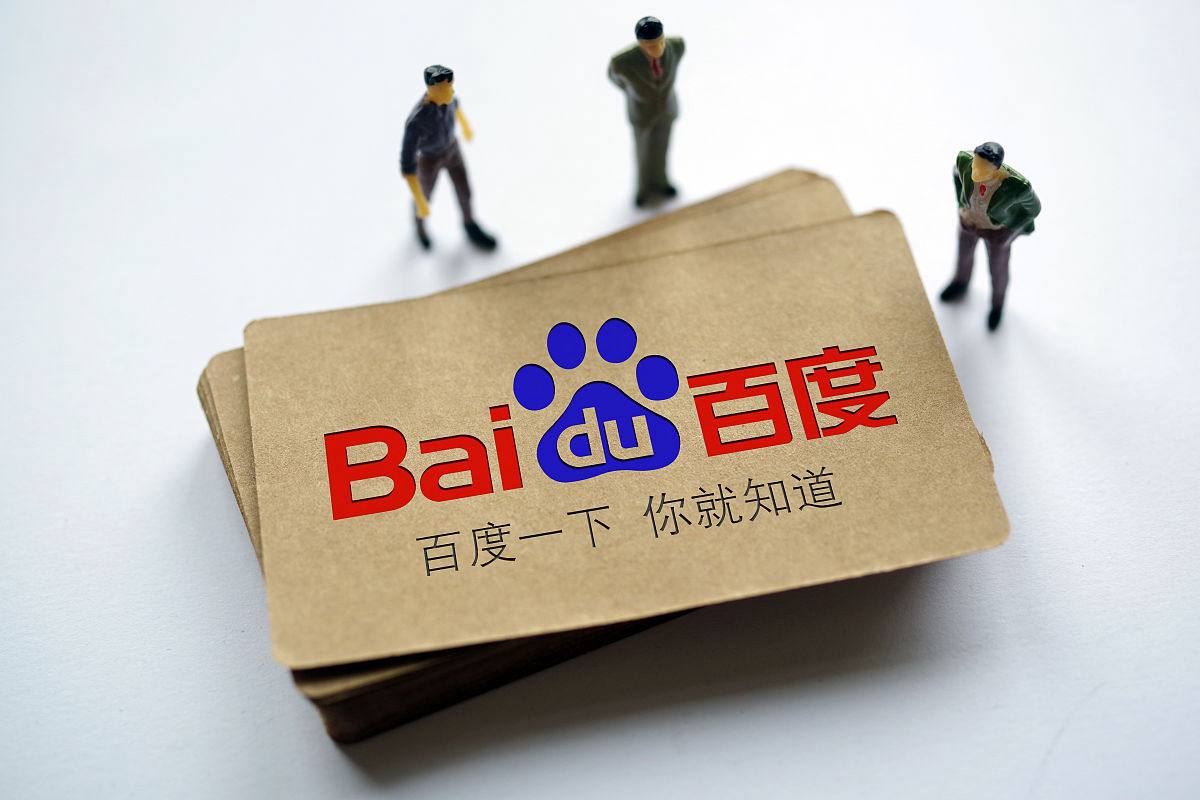 米卡穿婚纱走红毯